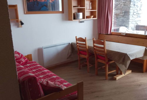 Apartment in the centre of the resort, ski-in/ski-out. Very sunny. Classified...