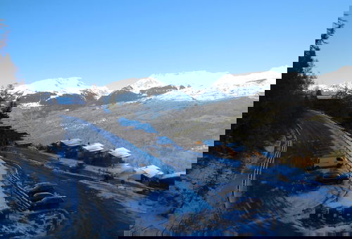 Apartment in the centre of the resort, ski-in/ski-out. Very sunny. Classified...