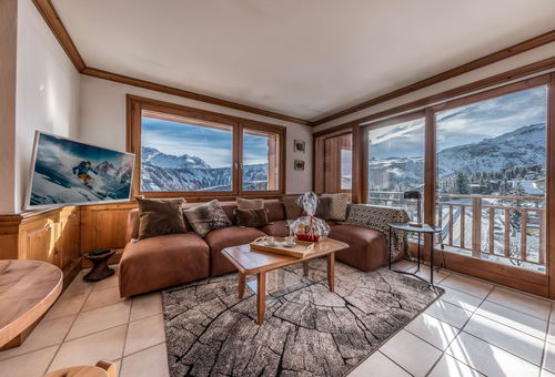 Ski-in ski-out apartment, bright with a beautiful view of the mountains, in...