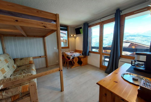 Helles Studio mit großem Balkon, der einen freien Blick auf das Tal bietet …