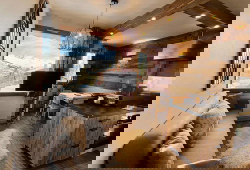 Pleasantly furnished flat with mountain decor. Wifi