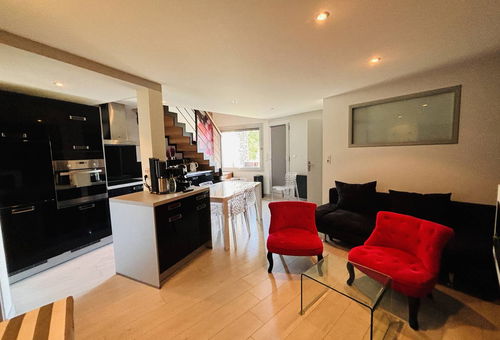 High-quality flat with cosy decor. Ideally located in the resort centre and...