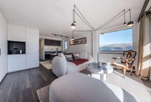 Discover this elegant contemporary apartment, located in the center of the...