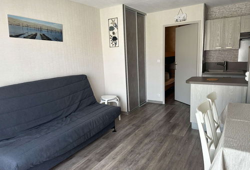 Cet appartement lumineux situé au 1er étage d’une résidence avec ascenseur...