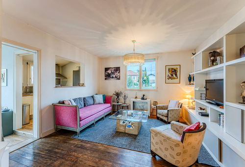 On a quiet one-way street, this charming Arcachon house of 110...