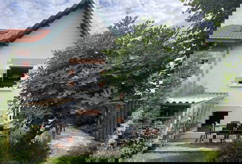 On a quiet one-way street, this charming Arcachon house of 110...