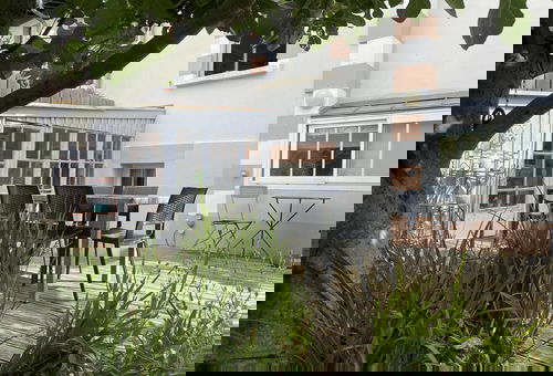 On a quiet one-way street, this charming Arcachon house of 110...