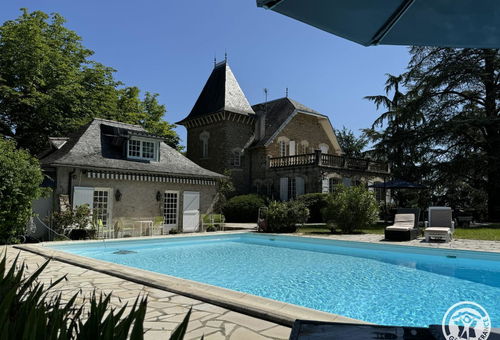 The &quot;Pool house and Tennis&quot; cottage offers two independent...