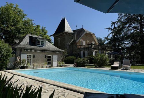Le gîte " Pool house et Tennis" propose deux hébergements indépendants situés...