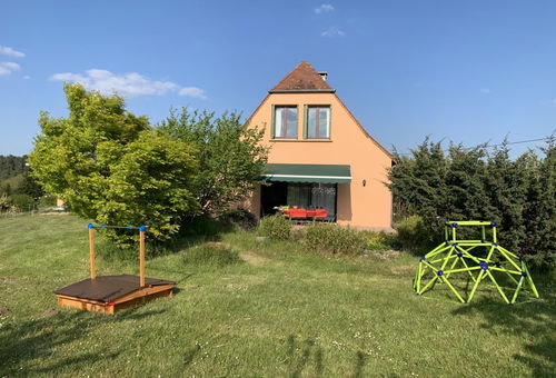 House surrounded by greenery, ideal for a stay in the heart of nature. - PLAZAC