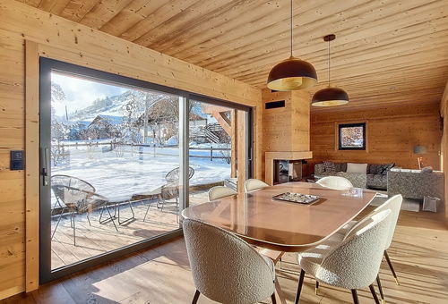 Located a stone&#39;s throw from the Palais des Sports and shops, 7 minutes...
