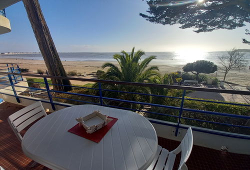 PLEASANT 3 ROOMS WITH LARGE CORNER TERRACE BENOIT BEACH FACING THE SEA