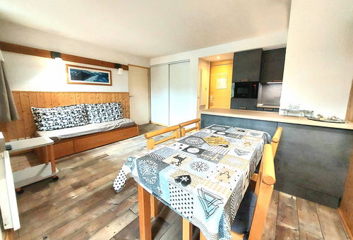 PLAGNE 1800 – RESIDENCE DORONIC. Traditional apartment with a south-west...