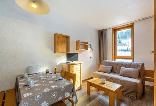 Studio overlooking on the place du Carreau and renovated autumn 2019