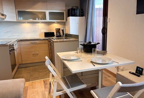 Risoul 1850 (05) – Lower resort area – Les Airelles residence...