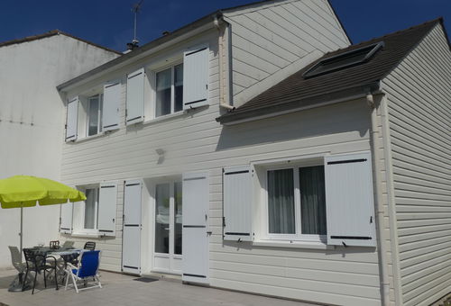 Family home in the Grand Clos district, 400m from the beaches - sleeps 10 -...