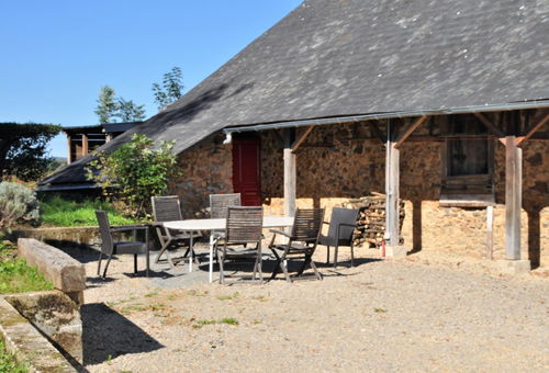 La maison se compose d'un salon/séjour et coin cuisine avec poêle à bois...