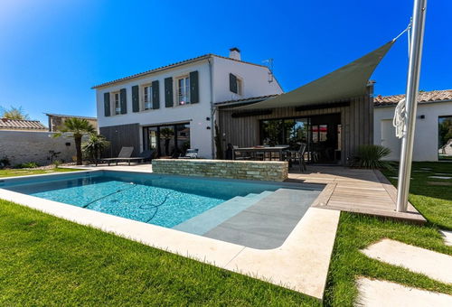 In the heart of the village of La Flotte, 300 meters from the sea, the...
