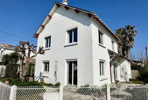 Family home in the Grand Clos district, 400m from the beaches - sleeps 8 -...