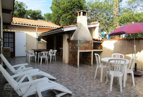 Situated in the heart of Lacanau Ocean, nearby shops, recreational and sports...