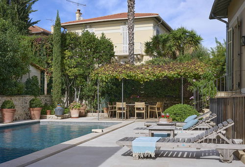 Nestled in a quiet and green area of Le Cannet, this townhouse...