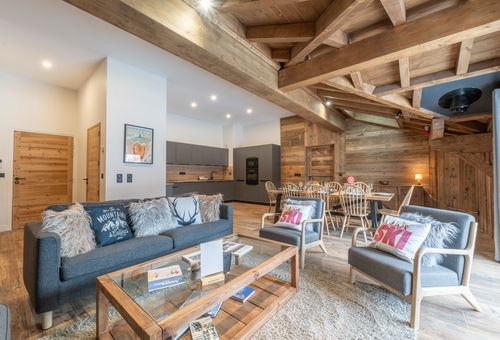 ALPE D&#39;HUEZ - Vieil Alpe Located on skis back at Alpe d&#39;Huez, at...