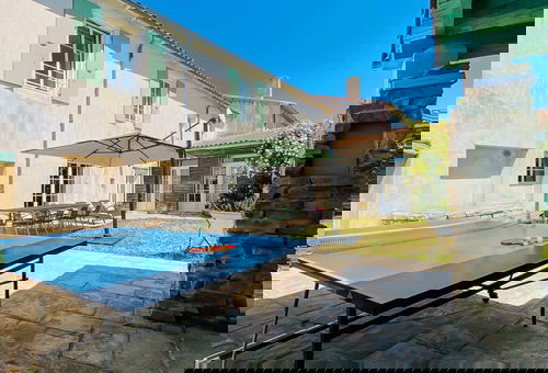 Großes traditionelles altes Rhéais-Haus