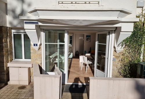 Ground floor apartment in a charming villa with direct access to the...