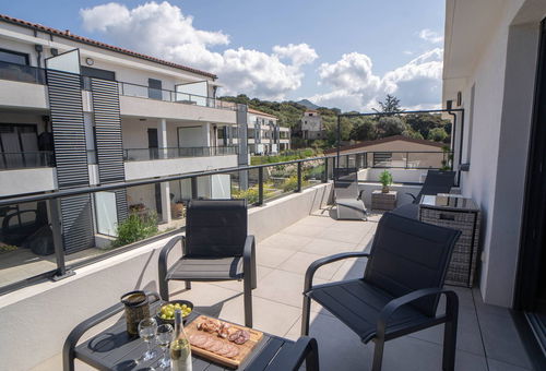 Modern studio for two people, close to town centre and amenities.