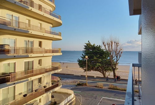 Renovated studio with side sea view and alcove