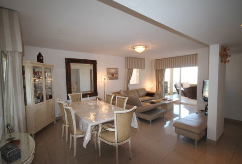 3-room apartment of 70 m² with air conditioning on the 2nd floor and sea view !