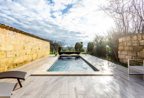 Vacation home with swimming pool and vineyard view