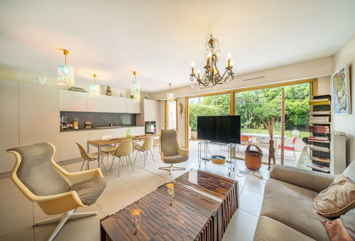 Pleasant 2 bedroom with large terrace