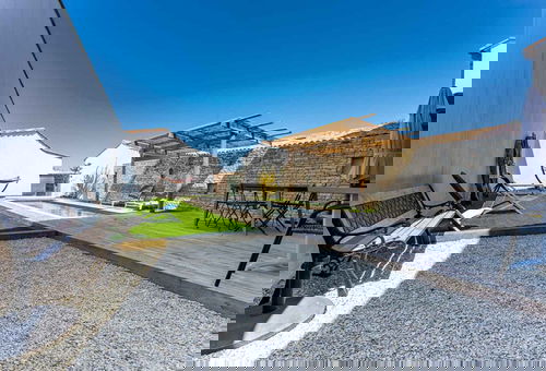 Maison récente pour 6 personnes  avec piscine et stationnement, située dans...