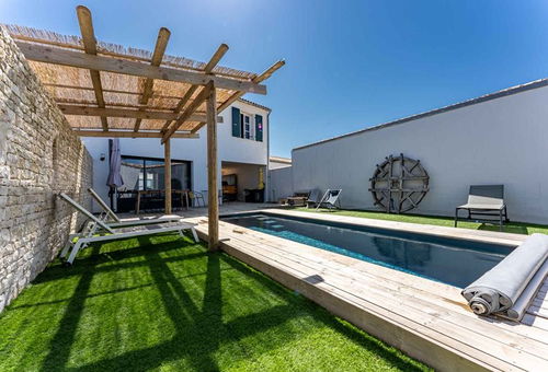 Recent house for 6 people with swimming pool and parking, located in the...