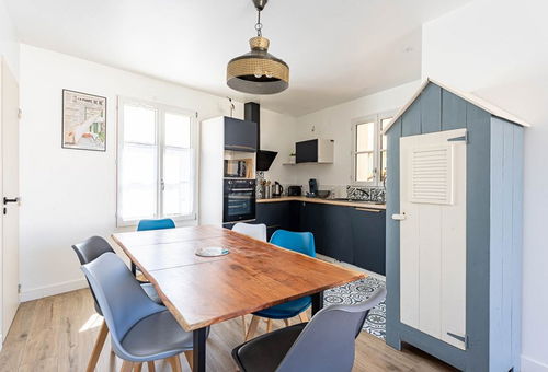 Maison récente pour 6 personnes  avec piscine et stationnement, située dans...