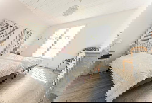 Located 300 meters from the largest market on the Ile de Ré, you will...