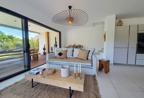 700m from Cala Rossa beach, pretty villa with swimming pool.