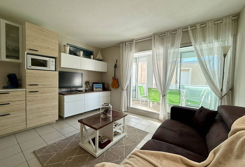 Studio cabin of approximately 33 m² on the ground floor of a secure...