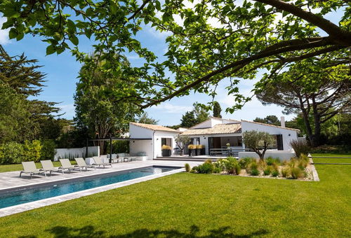 Sumptuous architect-designed villa with 15-metre swimming pool