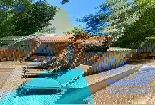 Come relax in the sweetness and comfort of this house close to the lake and...