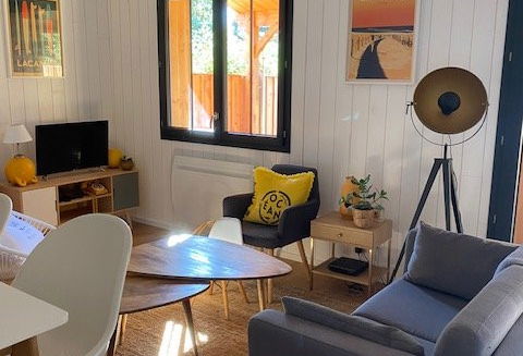 Come relax in the sweetness and comfort of this house close to the lake and...