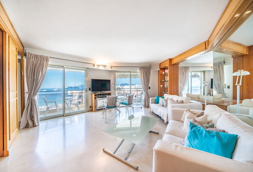 Beautiful 2 bedroom with sea view