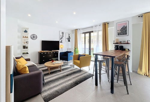 Very pleasant apartment located on avenue Reine Victoria, 2 steps from the...
