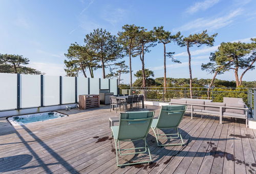 Beautiful bright apartment with rooftop and jacuzzi 