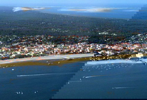 On the 3rd floor of a secure residence with elevator and caretaker, on the...