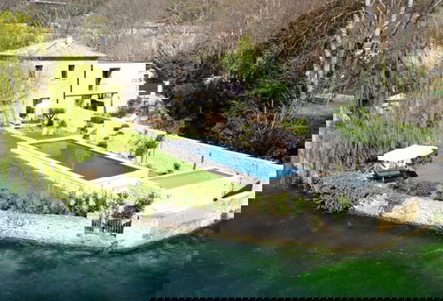 Le Mas de L’Eau Vive – En bord de rivière, 5 minutes à pied du village