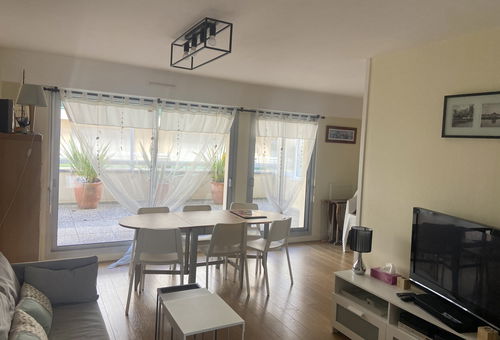 Geräumige Wohnung mit großer 22m2 Terrasse und Garage im Zentrum...