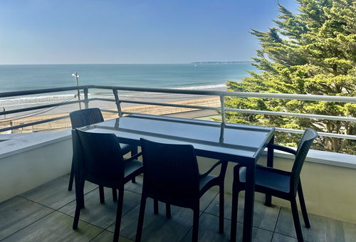 High-end 2-bedroom apartment with stunning views of the bay on the top floor...