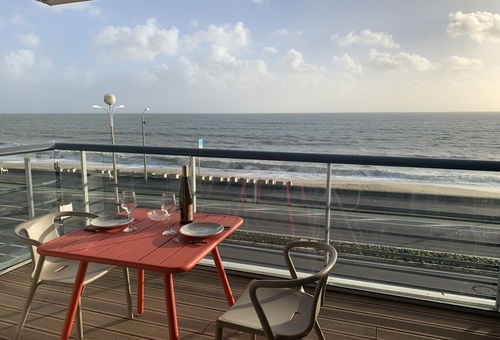 2-bedroom apartment with balcony facing the sea – Close to Avenue de Gaulle  